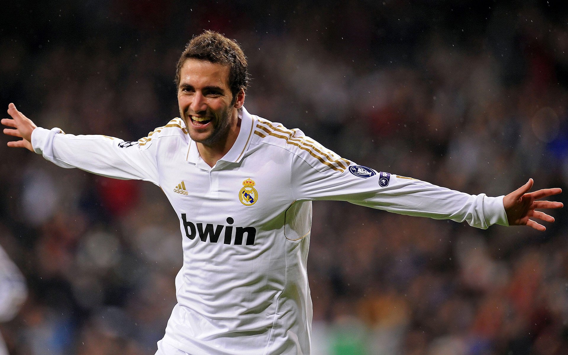 行业对抗趣味运动会 不同领域从业者组队参加拔河与接力